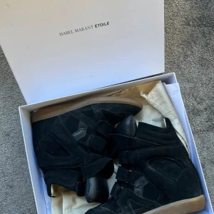 isabell marant skor  - ganska använda så däravpriset. storlek 38/39 och är superfina 