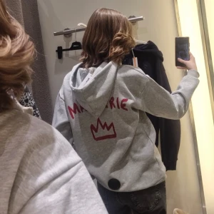 Ma cherie hoodie - Skit snygg ma cherie hoodie som sitter super bra!! Köpte på Gina tricot i december och bara andvänt den en gång❤️ inte min stil längre men annars så är det inget fel med den! Pris kan diskuteras❤️