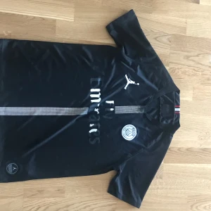 Psg tröja 2017/18 - Säljer min psg tröja då den inte används. Stl m men passar s också.