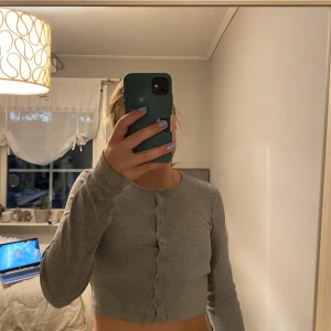 Grå tröja - Grå tröja med knappar från Zara i storlek S🩶 