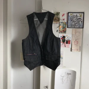 Jeansväst - Supersnygg jeans väst som är för liten för mig men annars har väldigt fin passform. Står storlek 36 men skulle säga 34. 