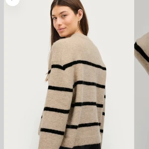 Stickad tröja från Gina tricot  - Beigerandig stickad tröja från Gina som inte längre kommer till användning. Tröjan är i bra skick och är använd ett fåtal gånger. Storlek XS💕