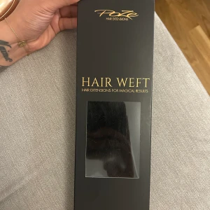 Löshår prån poze  - Helt nytt, svart 60 cm, detta är löshår man använda med fler metoder, lim, clips, keratin  Och hårfärger med mikroringar eller göra en inbakad fläta med.  Kan mötas upp i stockholmsområdet  Nypris 1699 kr säljer för 1000 kr, snabb affär kan diskutera