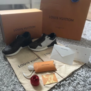 Louis Vuitton trainers - Storlek 40-41, skorna är på bra skick, Nypris 10500kr Pris kan diskuteras  Garanterat äkta Jättebra skick