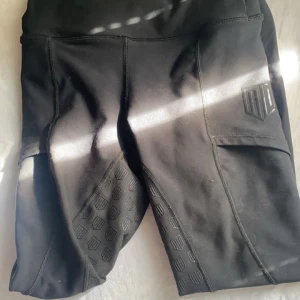 Ridbyxor maya delorez  - Hej! Säljer mina ridbyxor. Dom är helt Skoda och i jättebra skick. Nästan som helt nya skulle jag säga. Tryck inte på ”köp nu” då jag lagt ut dom på flera sidor. Hör av er till mig vid intressen eller frågor. Katt och kanin i hemmet ❗️