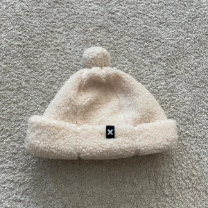 Collusion, mössa - Lurvig, teddy mössa 