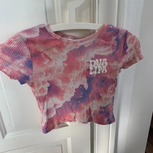 Dua Lipa Baby Tee - Dua lipa baby tee, köpt på barnavdelningen men passar XS