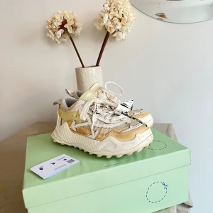 Off White white oddsy 1000 sneakers - Säljer mina Off White sneakers med tillhörande dustbag och låda.  De är 3 år gamla men använda ett handfull gånger. Tyvärr lite missfärgade men sänker priset så man själv kan lämna in de på skotvätt. Kan gå ner i pris vid snabb affär. Nypris: 6900:-