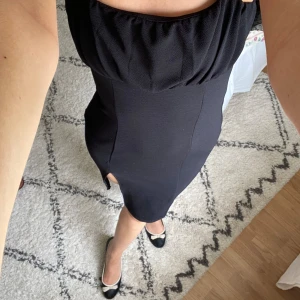 Svart klänning - Jättefin svart klänning med slits🖤🖤 stretchig men har ganska tjockt material💕