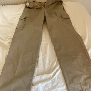  Beiga chinos - Säljer dessa jätte fina byxor. Den är köpt på nätet för 400, säljer pågrund av att de inte kommer till användning . Skriv för fler bilder och eventuella imperfektioner. Går att pruta, använd köp nu, köpare står för frakt.