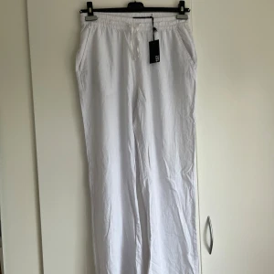 Vita linnebyxor  - Säljer dessa vita linnebyxor från lager 157 då jag råkade beställa två storlekar. Skriv gärna vid frågor eller för fler bilder🫶