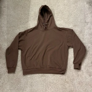 Fin hoodie! - Säljer denna fina bruna hoodien som är väldigt sparsamt använd! Skriv för fler bilder❤️