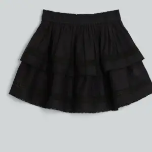 Säljer denna sjukt snygga kjolen som passar perfekt för sommaren😍 Den är i storlek XS och är i sjukt bra skick. Tveka inte att skriva om du har några frågor🫶🏼