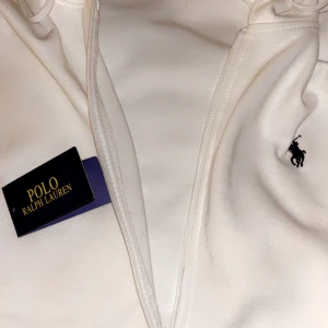 Ralph lauren - Tja jag säljer denna fetta polo zip för endast 950 skit bra pris för skit fett zip som ny och tags medföljer🙌 storlek M men kan passa S. För mer information kontakta mig✅