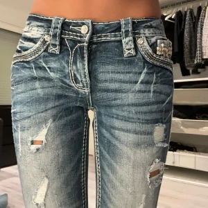 Low waist jeans - Low waist jeans med slitningar som liknar true religion/victoria beckham/miss me