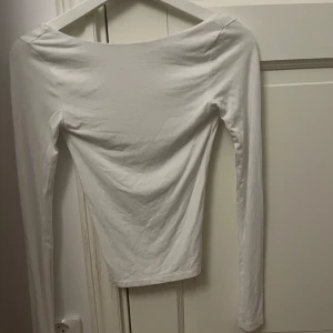 Tajt backless tröja ifrån Gina  - Snygg tröja som bara är använd några få gånger!🫶🏻 Storlek xxs men passar mig bra som vanligtsvis har xs-S! 