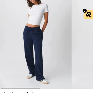 Lågmidjade mjukisbyxor  - Säljer nu mina Lågmidjade mjukisbyxor från Gina tricot, då jag köpt nya så dessa kommer inte till användning längre 💕 Byxorna är i bra skick! ( sista bilden är endast för att visa modellen lite bättre, samma byxor i annan färg. Säljer inte dem ) 