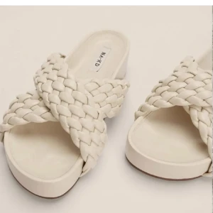 Sandaler från Nakd - Säljer dessa oanvända, populära och slutsålda sandaler från nakd. De är flätade och bekväma. Påminner om inuiki. Fin cremevit/beige färg som passar till allt🥰💕