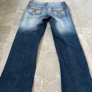 Lågmidjade bootcut jeans💘 - Snygga lågmidjade jeans med fina detaljer på fickorna💘Skriv vid intresse eller frågor💖Pris kan diskuteras💞 Midja rakt över: 38 Innerben: 70
