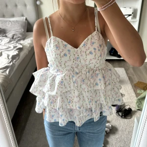 Linne/blus - Sött linne med volanger i stl xs .🌸 Köpt ifrån shein nu till sommaren, men säljer den pga att jag inte tycker om den. Skriv för fler bilder eller frågor💕