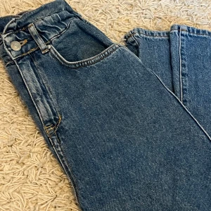 Blåa jeans - Jag säljer dessa blåa jeans från Mango som är i bra skick! Modell - Straight, storlek 32. Pris - 219kr + frakt 