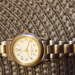 Vintage Dam klocka Jemis Water resist Quartz 20mm. - Vintage dam klocka Jemis Water resist Quartz 20 mm.med stål rem.nytt batteri behövs annars i fint skick 