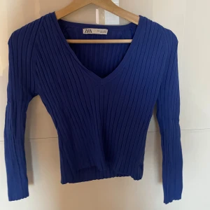 Blå tröja - Marinblå, trekvartsärmad tröja från zara i storlek L ( passar som M, möjligtvis S ). Har bara använts ett par gånger och är i väldigt bra skick🩵🐋