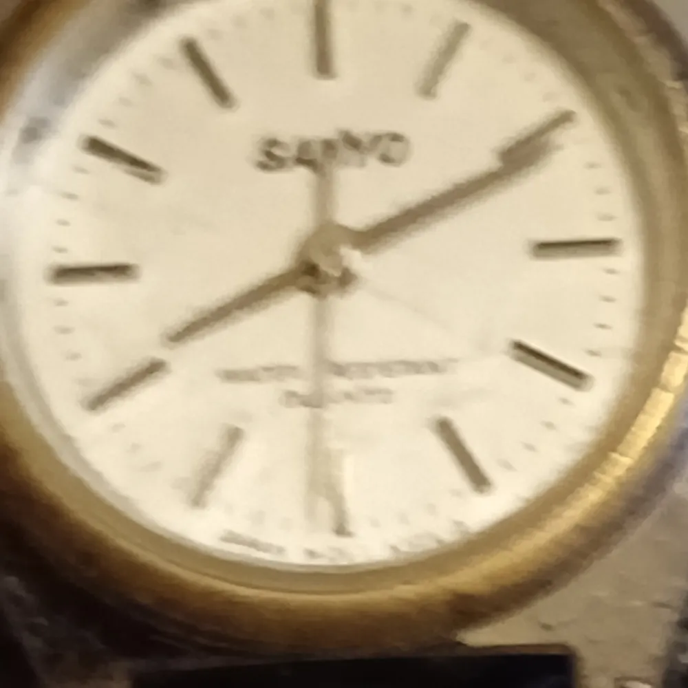 Fin dam klocka Sanyo water resistant,20.med stål rem.nytt batteri behövs.. Asusteet.