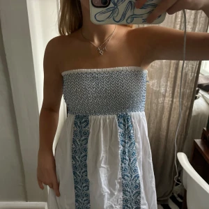 Långklänning - Sååå fin långklänning! Går hela vägen ner till marken! Har tyvärr en fläck längst ner men som inte syns när kjolen veckar ihop sig! Åker iväg måndag kväll (8/7) så kommer inte kunna posta efter det.