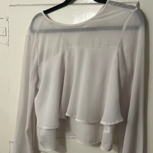 vit blus - blus med volang