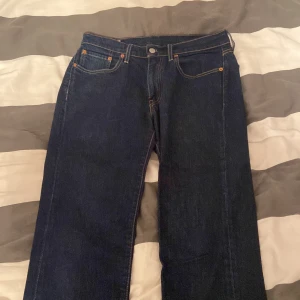 Levis  jeans - Levis jeans mörkblå för små för mig inte använda mycket alls. Ny kvalite. Kan frakta 