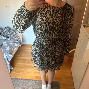 Leopard klänning - En fin leopard klänning💕 storlek S