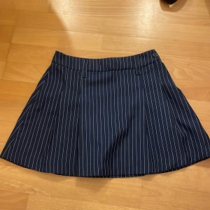 Marinblå kjol - Suuuuper söt kjol till sommaren! Köpt förra året och använd en gång, bra skick. Från hm divided och orginal pris var ungefär 120kr. Säg till om fler bilder behövs 💗💗