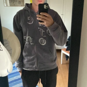 One Of One Hoodie - One of one hoodie bra skick. Färgen är blå och storleken är XL. Jag är 187 och den sitter perfekt. Priset går att diskutera