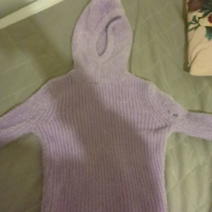 Fin lila tröja  - En fin lialia tröja ett hål 