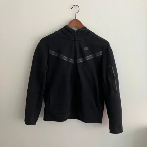 Nike tech - Säljer en Nike tech som är i bra skick 8/10 skick nypris 1100 mitt pris 175 storlek L i barn passar de som är 147-158 CM lång har även byxorna skriv privat vid frågor