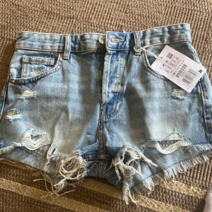 Pull & Bear jeansshorts  - Testar lägga upp här innan jag gör en retur❤️Endadt testade, med prislapp kvar då dom inte passade. Väldigt svåra och få tag på, slutsålda överallt. 