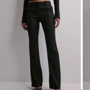 Nelly linne/kostymbyxor - Helt nya byxor från Nelly m prislappen fortfarande på. Säljer då de var för långa på mig och orkar inte sy upp dem. Är annars jättefina. Nypris: 499kr. Köp gärna med bundle för billigare frakt. Köparen står för frakten ❤️