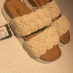 Beigea sandaler med flätning  - Helt ny med prislapp