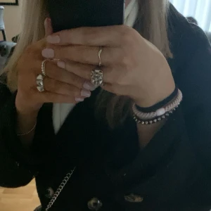 Edblad armband  - Armband peak bracelet black. Säljs inte längre Knappt använd, perfekt skick Skriv för frågor och fler bilder  Första bilden är min egna