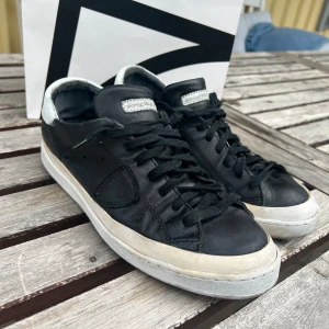 Philippe model 41 - Säljer dessa Philippe model skor i strl 41 då jag har växt ur de. Köpta här på Plick (Inget OG ingår) nypris ca 3500kr. Skriv om ni har funderingar 🤩