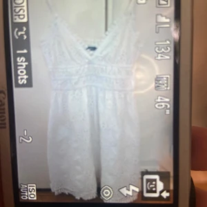 Fin sommarklänning från Gina💕 - Super fin vit klänning perfekt för sommaren alla möjliga tillfällen💕Klänning är endast använd ett fåtal gånger och som går som ny. Den är från Gina Tricot i str 34, originalpris var 499kr och jag säljer den för 300kr❤️ Skriv om ni har några frågor😊
