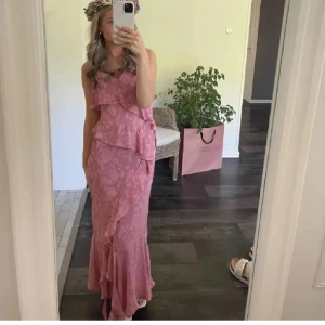 Sommar klänning  - Köpte den av en tjej här på plick men va förstorare för mig, jag har aldrig använt den och därför säljer jag för samma pris som henne 