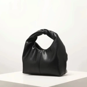 Handväska  - Perfekt liten handväska. Inga defekter. Som ny. Köpt från shein. 