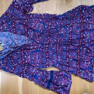 Jumpsuit - Jumpsuit i minimodell. Såååå fin men tyvärr blivit för liten. I använt skick, litet hål i armhålan som lätt går att sy ihop,  Syns inte