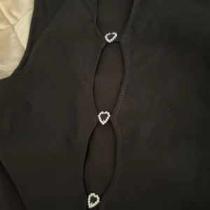 Svart topp oanvänd - Svart topp från hm. Aldrig använd. Fina strassdetaljer fram. Kolla gärna mina övriga annonser :)