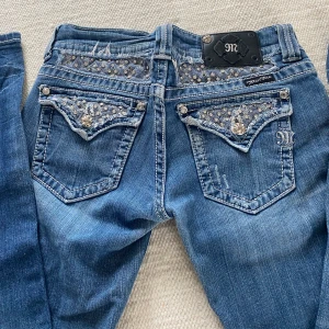 Miss me jeans - Säljer nu dessa vintage lågmidjade jeansen från miss me. De är bootcut i modellen och storleken 27. Innerbenslängden 87 cm och midjemåttet 81 cm runt om.💙🪩