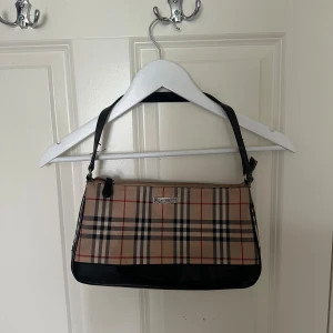Burberry liknande väska  - Intressekoll på min burberry liknande väska, alltså inte äkta! Fint och befintlig skick. 