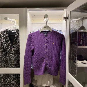 Kabelstickad kofta Ralph Lauren - Kabelstickad tröja från Ralph Lauren, sparsamt använd! I storlek L barn, 12-14 år. Kan både posta och mötas upp och kan även skicka fler bilder om det önskas!☺️