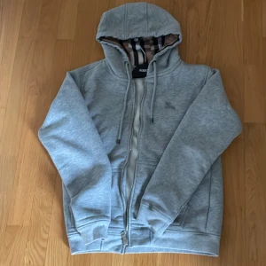 Burberry tröja - Trendig Burberry tröja i bra skick! Skick-8,5/10. Pris-649! Storlek S men sitter mer som Xs. Kom privat för fler frågor eller funderingar!😀